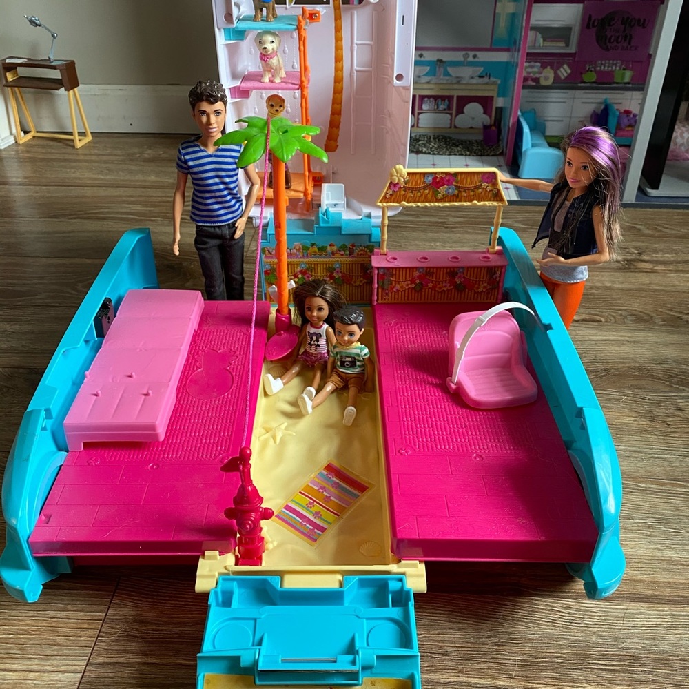 Barbie ultimate puppy mobile